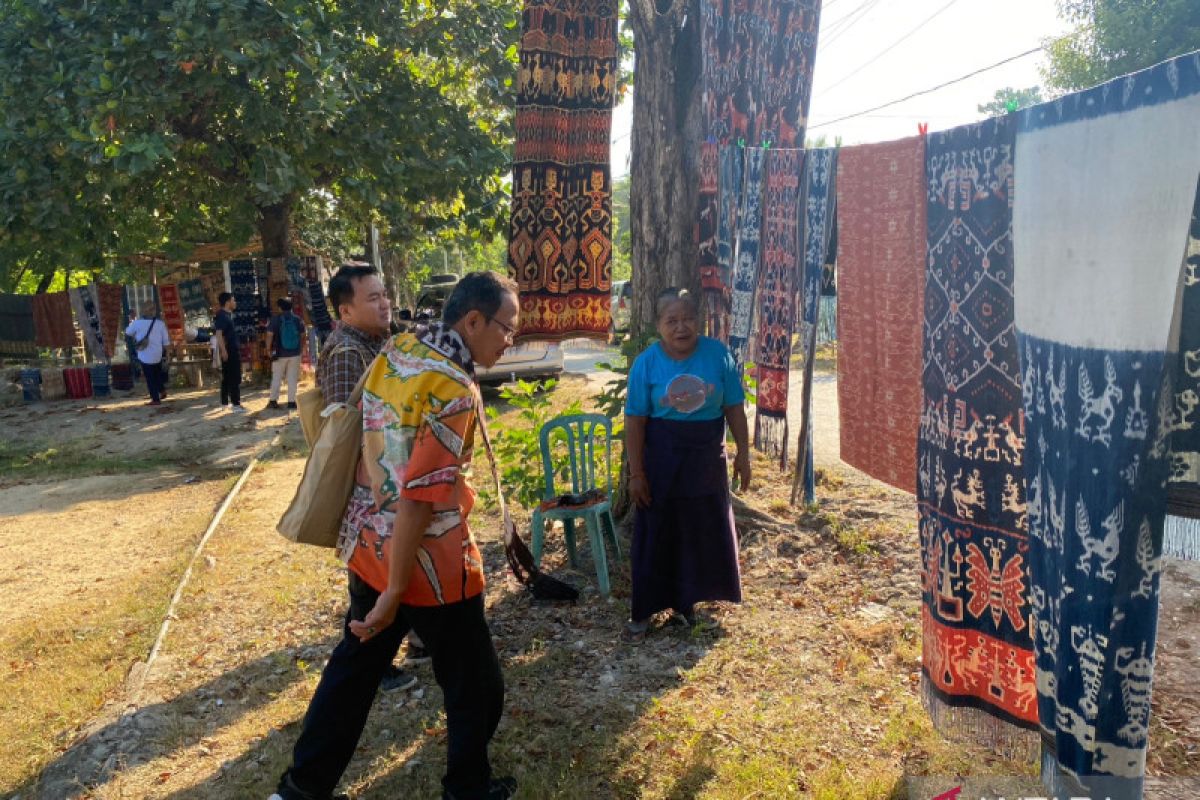 Telaah - Ikat integral part of Sumba people's lives: ministry