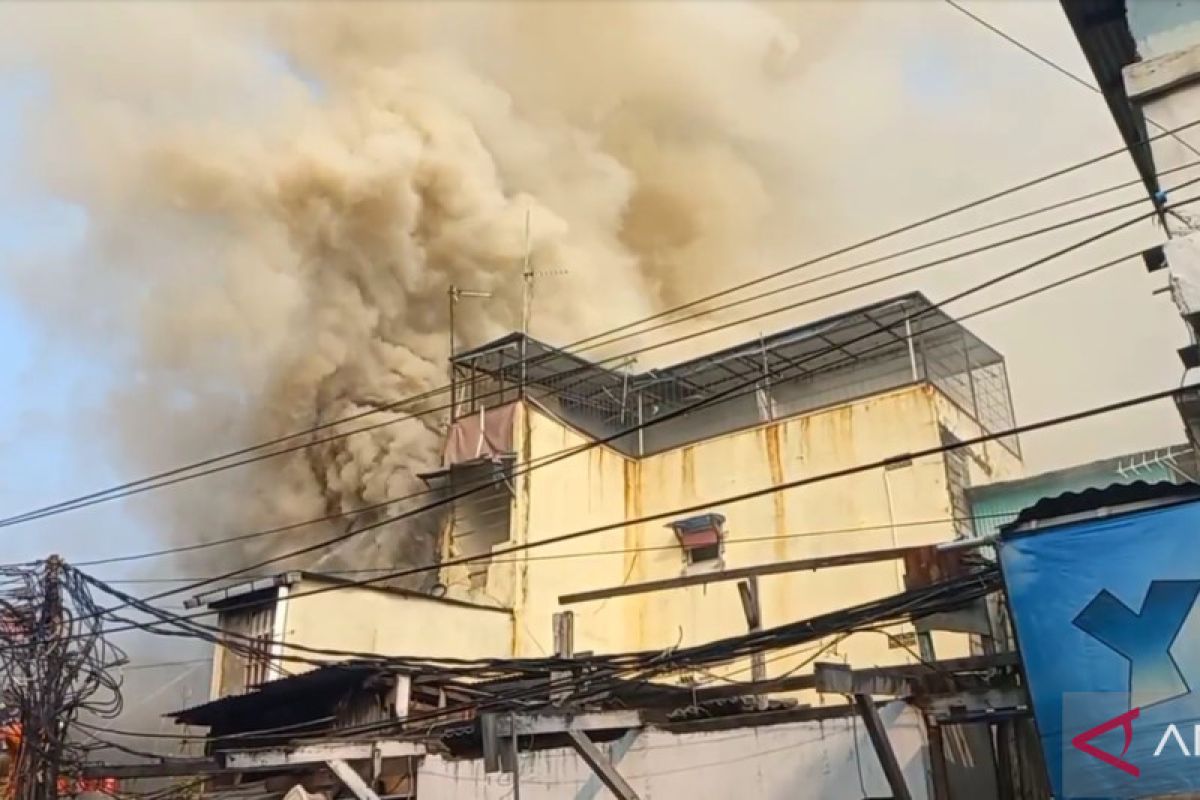Satu rumah dan indekos ludes terbakar di Pademangan Jakut