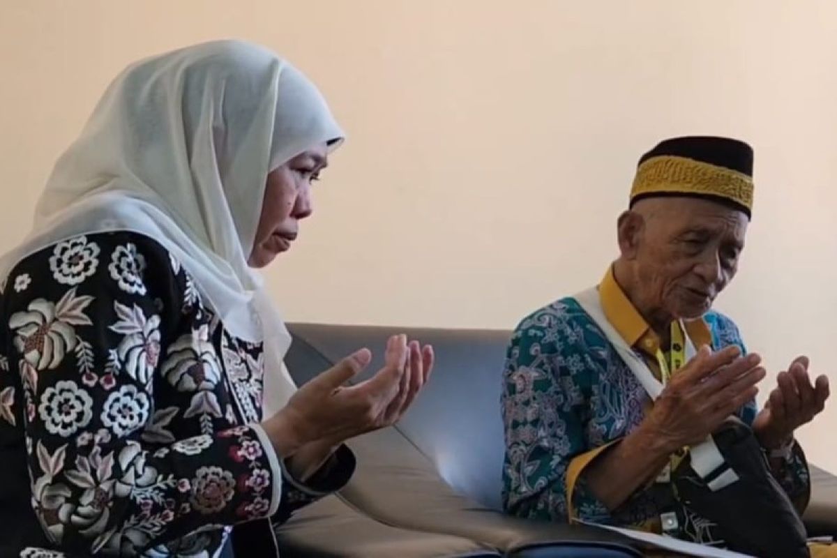 Gubernur Jatim mohon doa dari calon haji tertua Indonesia