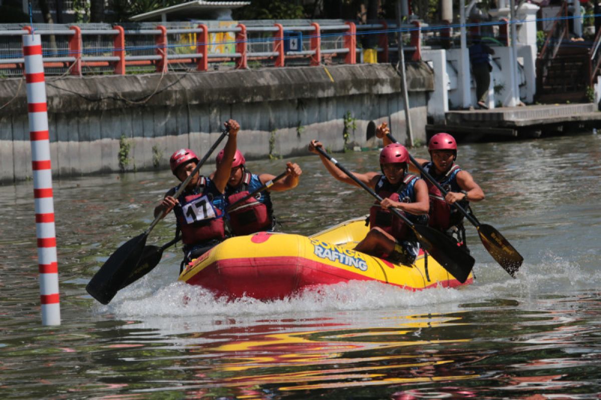 Lomba perahu karet, puluhan tim bertanding di Kalimas Surabaya