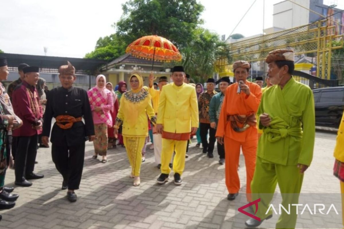 Gubernur Gorontalo diterima secara adat di lima kabupaten dan kota