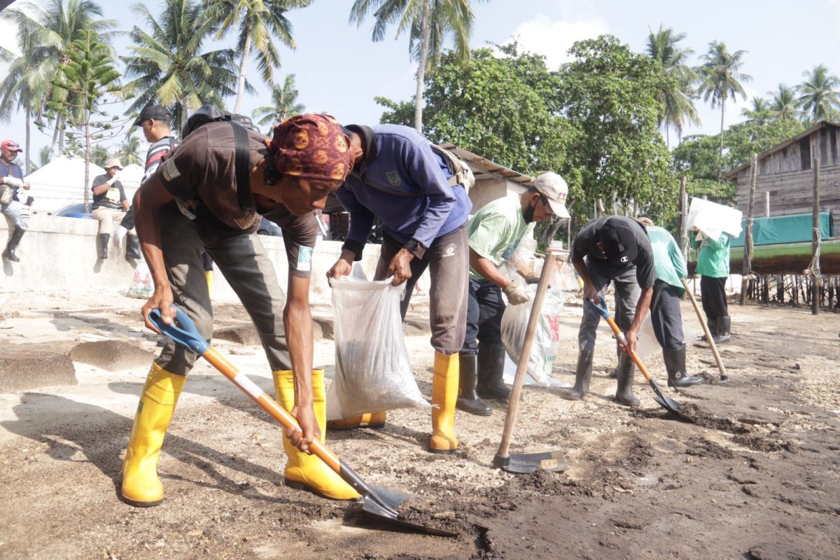Pemkot Batam gotong royong bersihkan sisa limbah B3 di Pantai Melayu