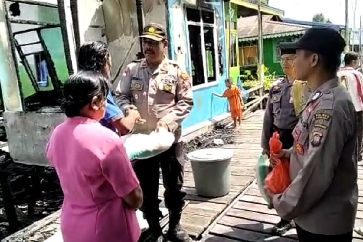 Polisi bantu sembako untuk korban kebakaran di Suhaid Kapuas Hulu