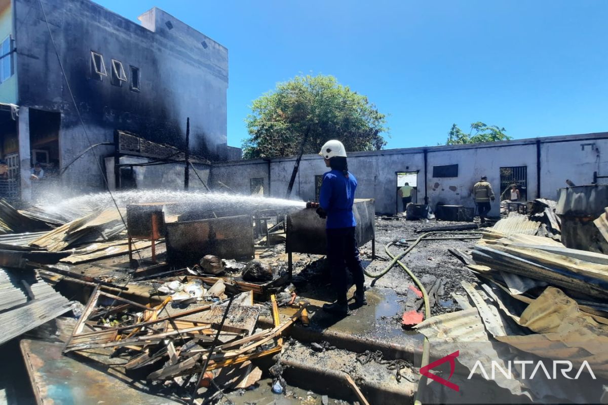 17 toko di Aceh Besar terbakar diduga akibat percikan api selang gas