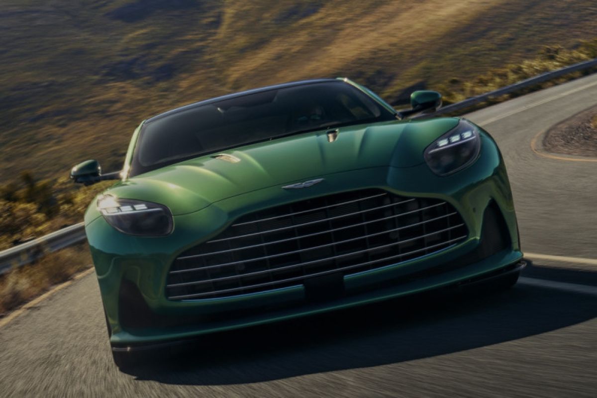 Aston Martin DB12 pertama dijual 1,6 juta dolar di lelang amal