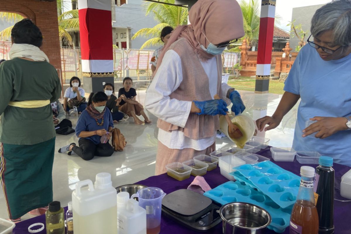 Relawan ekoenzim berdayakan perempuan melalui pelatihan pembuatan sabun