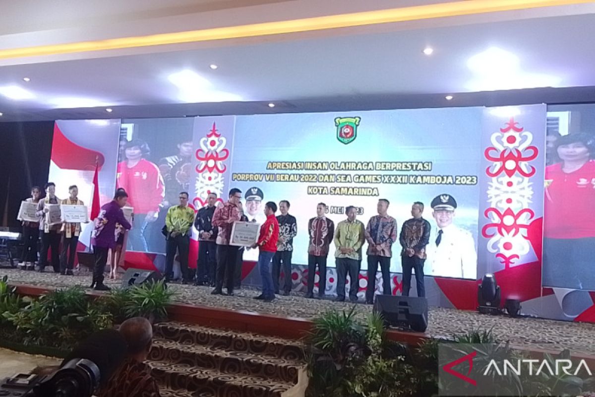 Wali Kota Samarinda serahkan bonus atlet Porprov dan SEA Games