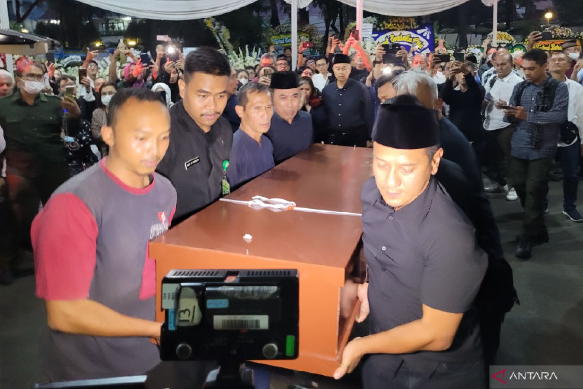 Jenazah Sarwono Kusumaatmadja tiba di rumah duka Jakarta