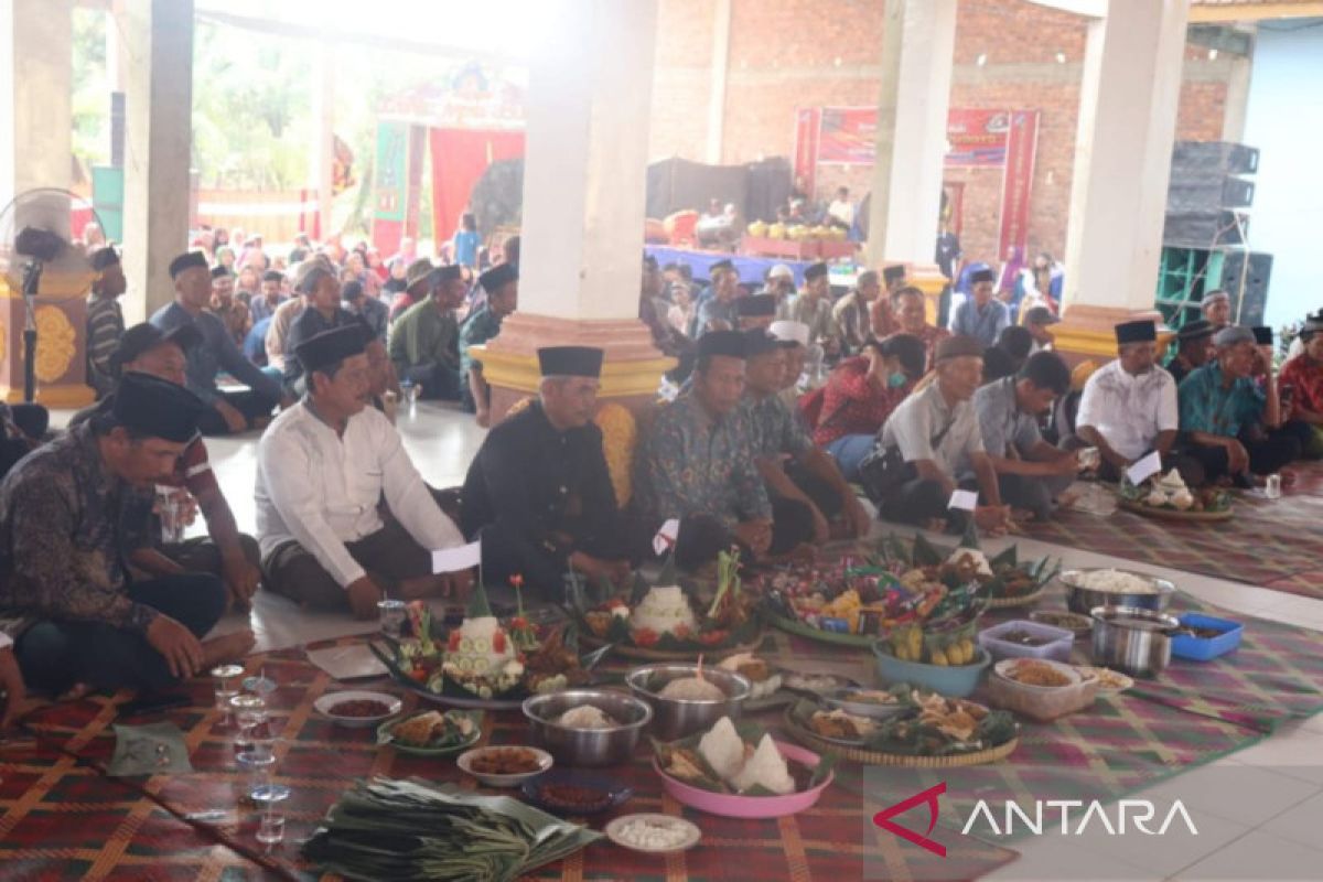 Bupati Banyuasin mengajak warga lestarikan budaya Sedekah Bumi Desa