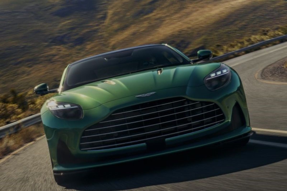 Mobil Aston Martin DB12 pertama dijual 1,6 juta dolar di lelang amal