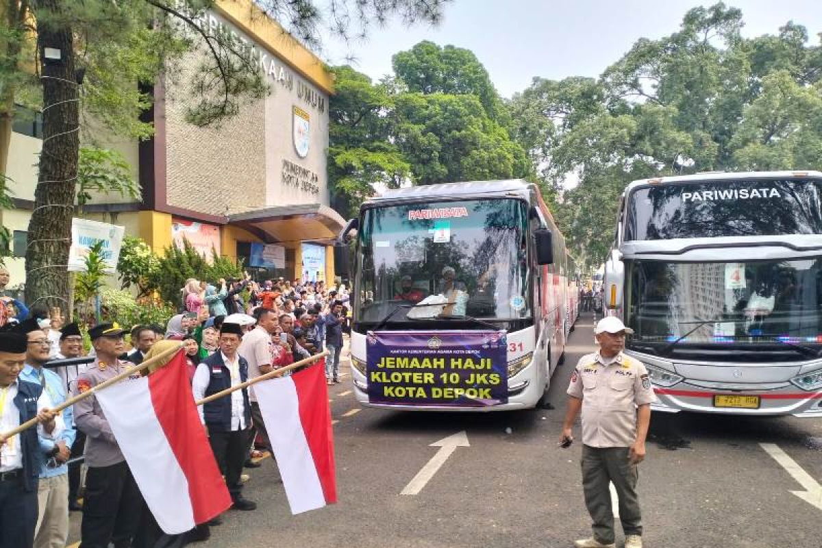 Calon haji asal Depok berangkat melalui Asrama Haji Bekasi