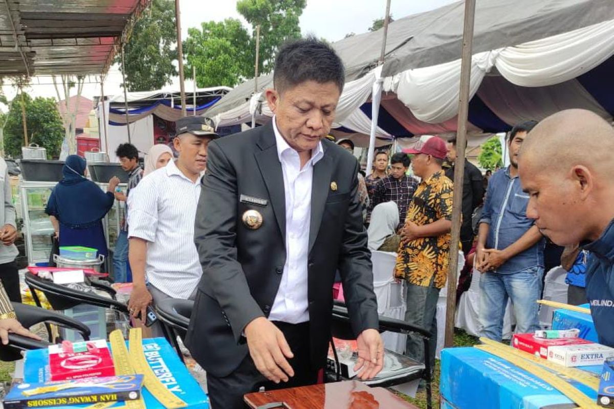 Bupati OKU Timur serahkan bantuan usaha ekonomi produktif