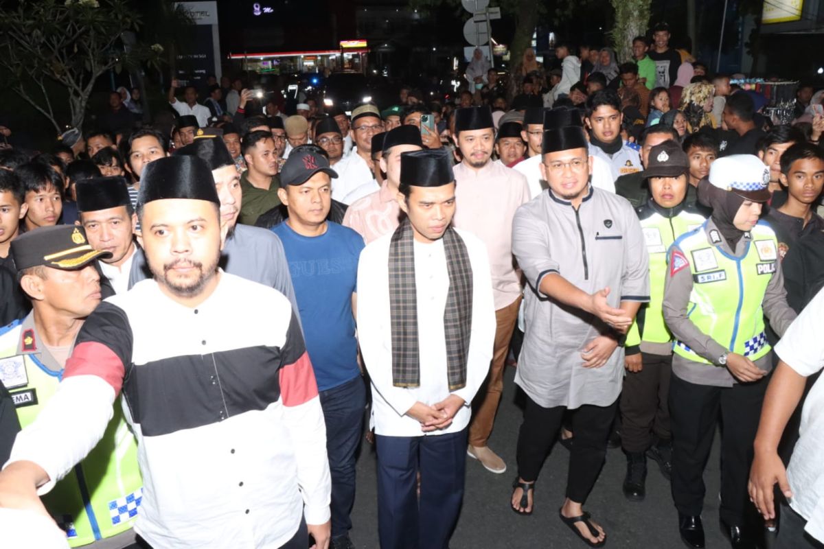 Ribuan warga Bukittinggi Bershalawat bersama UAS di Jam Gadang