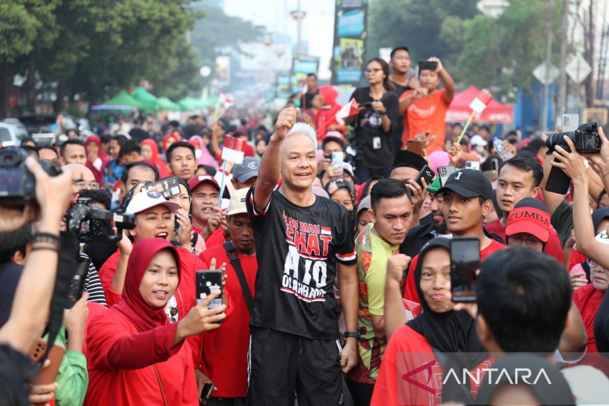 Ganjar sapa warga di HBKB Alun-alun Kota Serang