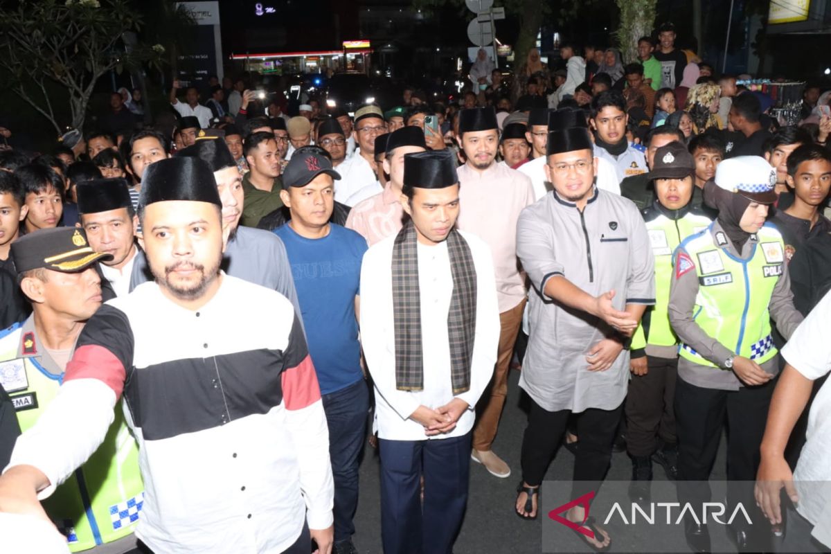 Ribuan warga ikuti Bukittinggi Bershalawat bersama UAS di Jam Gadang