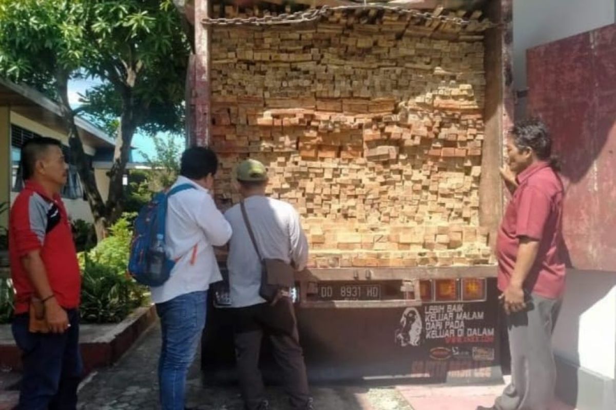 Gakkum KLHK Sulawesi amankan sebanyak 1.393 batang kayu ilegal