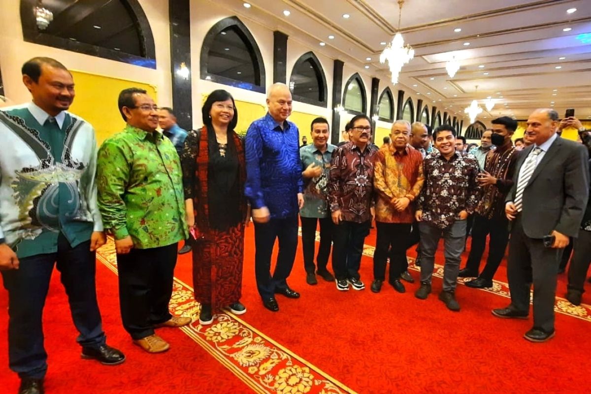 Catatan Ilham Bintang - Jamuan Sultan Perak Malaysia pada Hari Wartawan Nasional diiringi musik band Batak