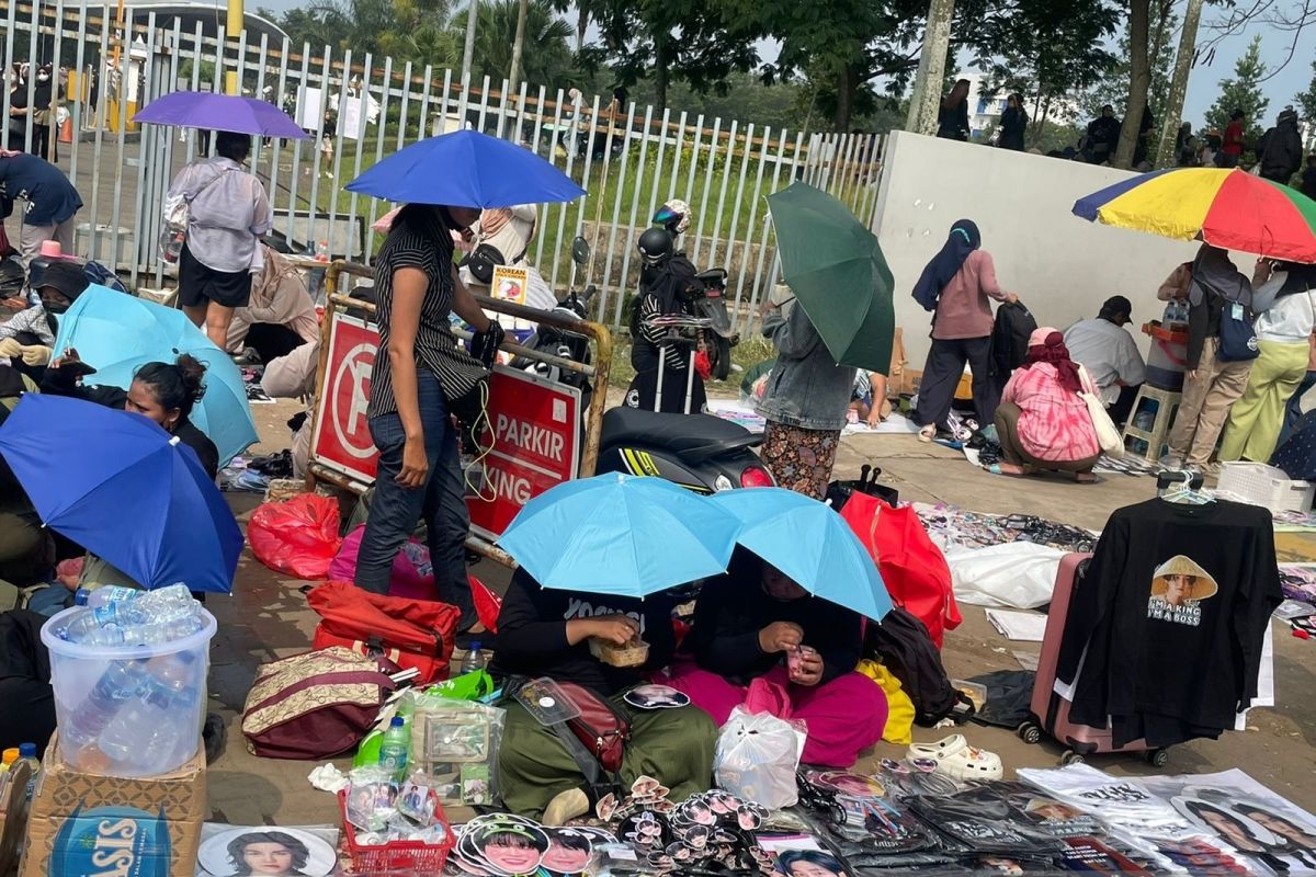 Konser Suga di ICE BSD Dipenuhi Pedagang Merchandise