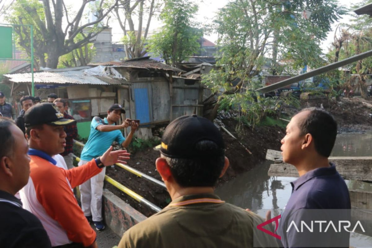 Pemkot Jakbar bersihkan kali di Kedoya Selatan untuk cegah banjir