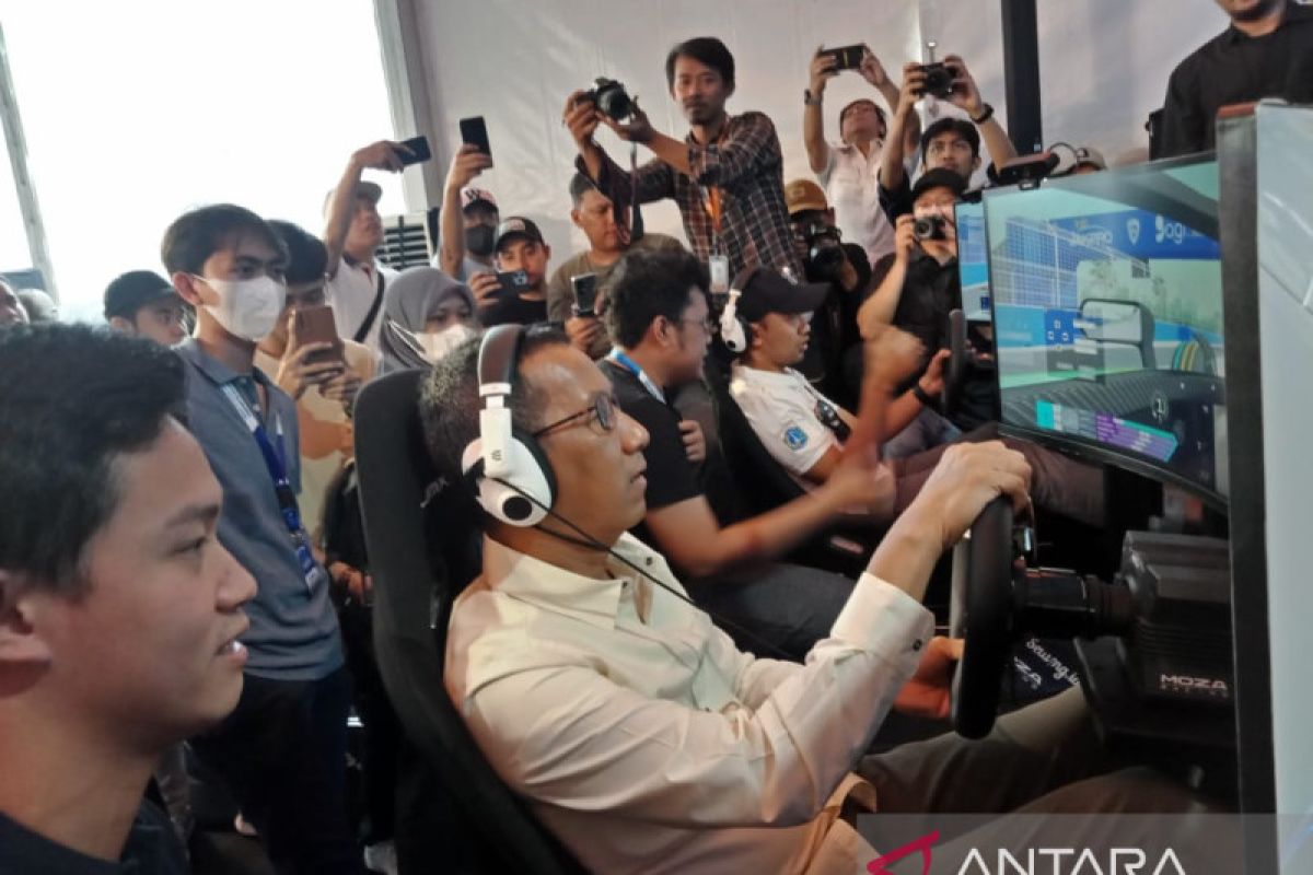 Heru coba simulator balap Formula E saat tinjau Jakarta E-Prix 2023