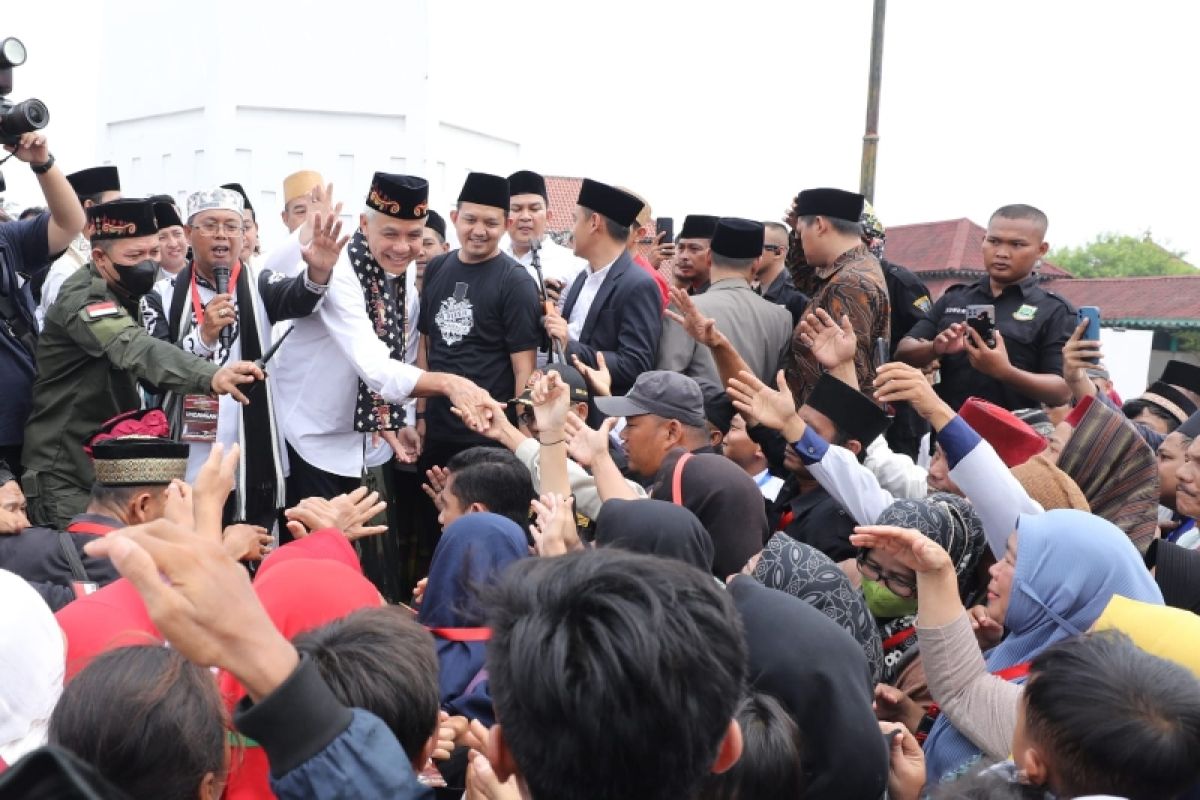 Ziarah Qubro di Masjid Agung Banten, Ganjar Disambut Ribuan Kiai Sepuh hingga Santri