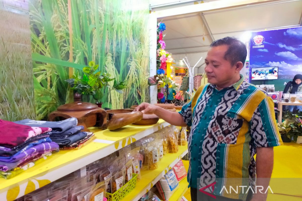 Wakil ketua DPRD kunjungi Stand Kecamatan Kelumpang Selatan