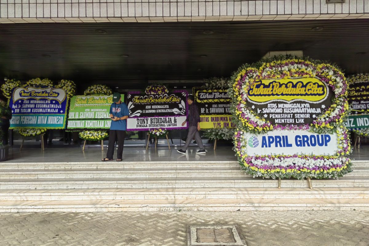 Karangan bunga ucapan duka ramai di Kementerian LHK