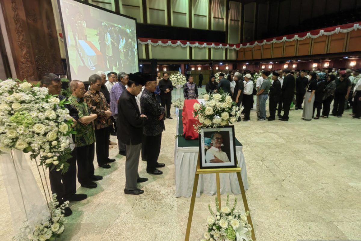 Jenazah Sarwono Kusumaatmadja disemayamkan di Manggala Wanabakti KLHK sebelum dimakamkan di SanDiegoHills Karawang