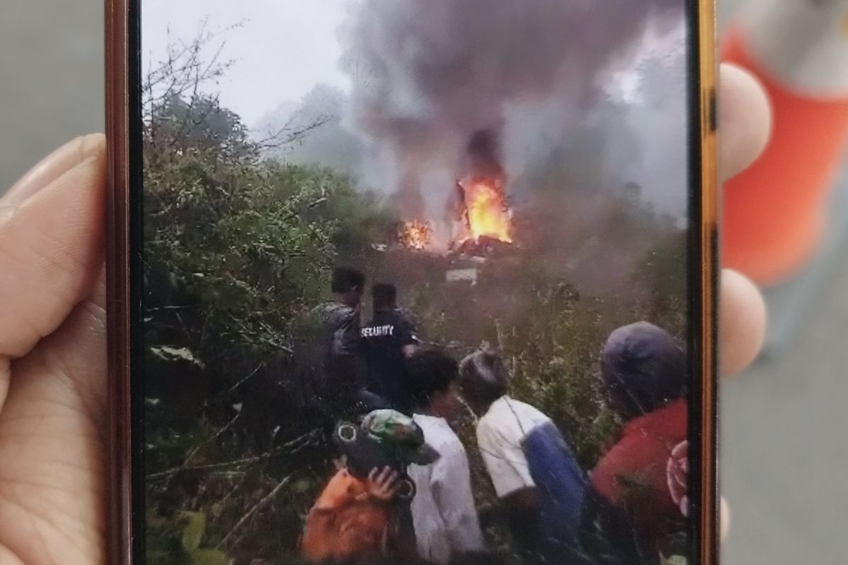 Sebuah helikopter latihan terjatuh di Ciwidey Bandung