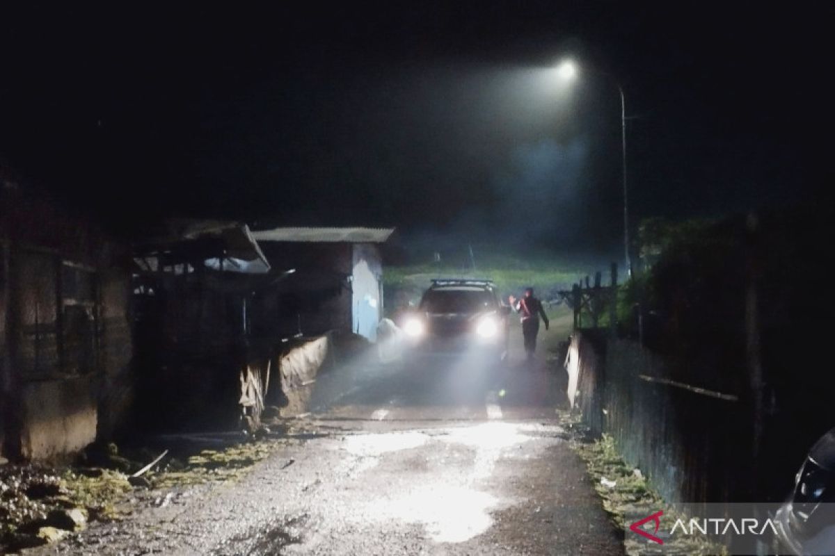 Petugas TNI amankan lokasi jatuhnya helikopter di Rancabali Bandung