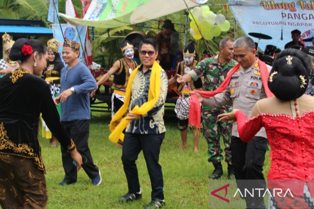 Ketua DPRD Penajam menari tradisional Jateng pada hari jadi Ngapak