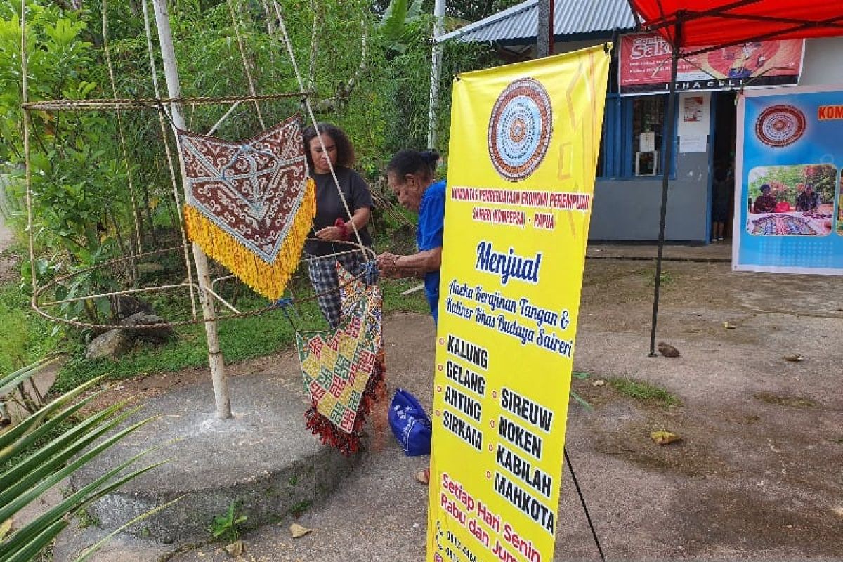 Komunitas pemberdayaan ekonomi perempuan kenalkan kerajinan adat Saireri