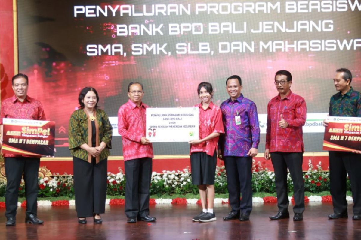 Governor hands over scholarships worth Rp937.5 mln to Bali students