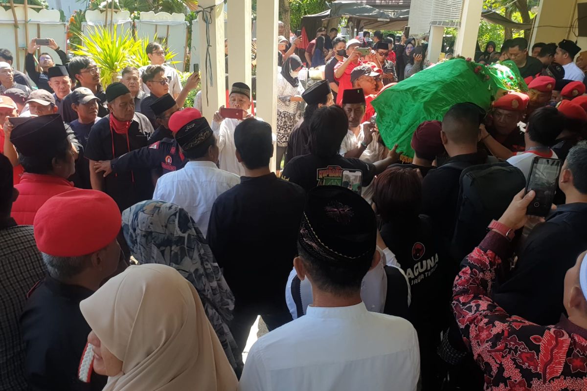 Sejumlah tokoh PDIP antarkan jenazah Whisnu Sakti ke peristirahatan terakhir