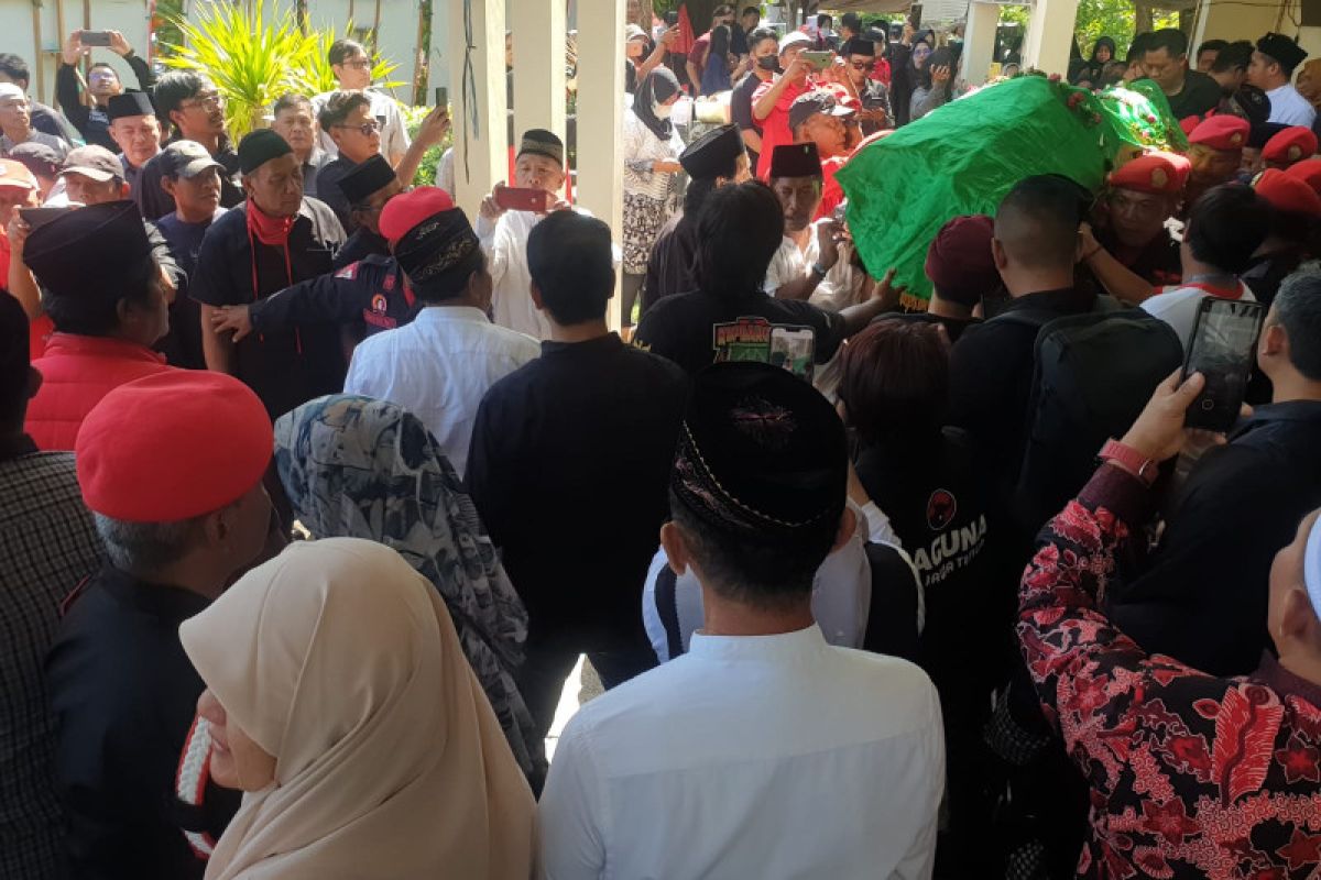 Mantan Walikota Surabaya Whisnu ke peristirahatan terakhir