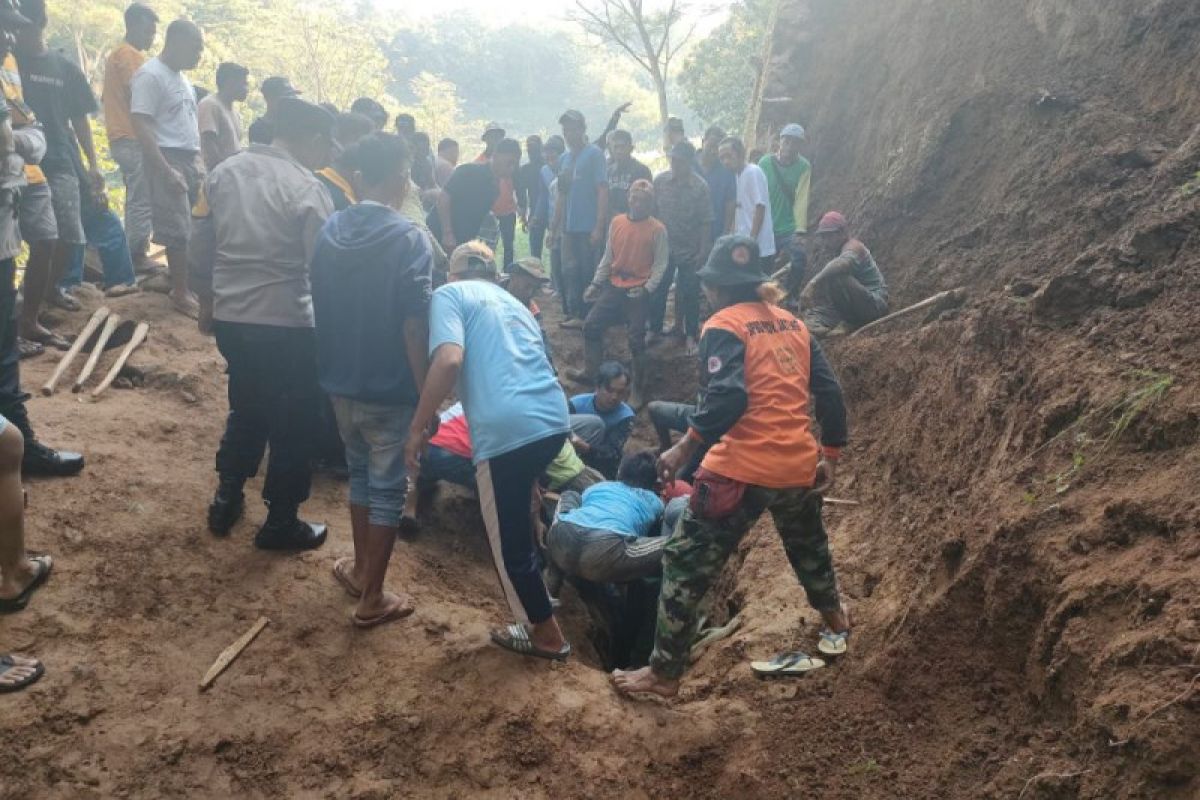 BPBD Kudus berhasil mengevakuasi tiga korban longsor