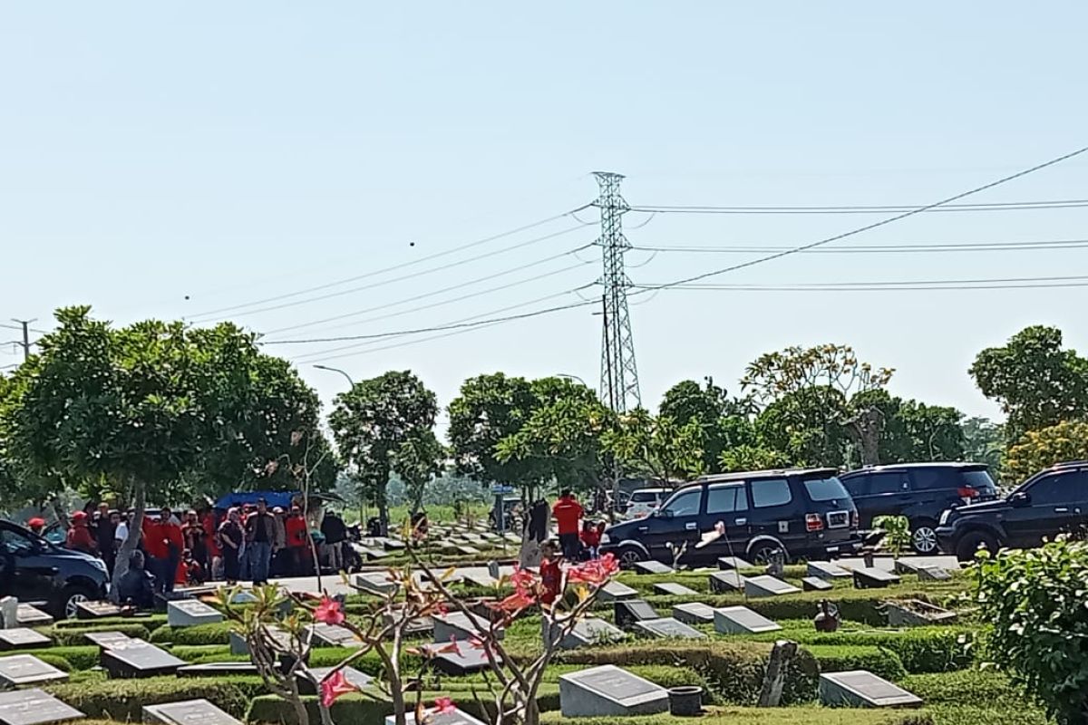 Jenazah mantan Wali Kota Whisnu Sakti dimakamkan di TPU Surabaya