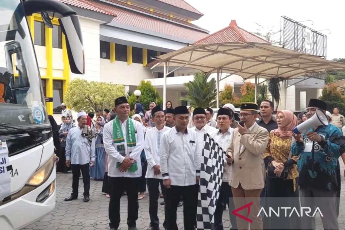 Bupati Bekasi tekankan pentingnya jamaah calon haji jaga kesehatan