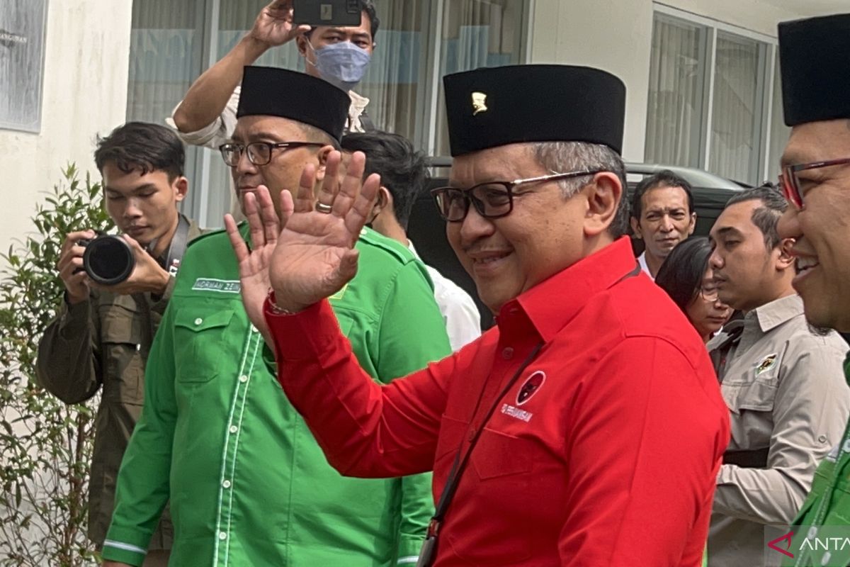 Hasto bersama rombongan PDI Perjuangan tiba di DPP PPP