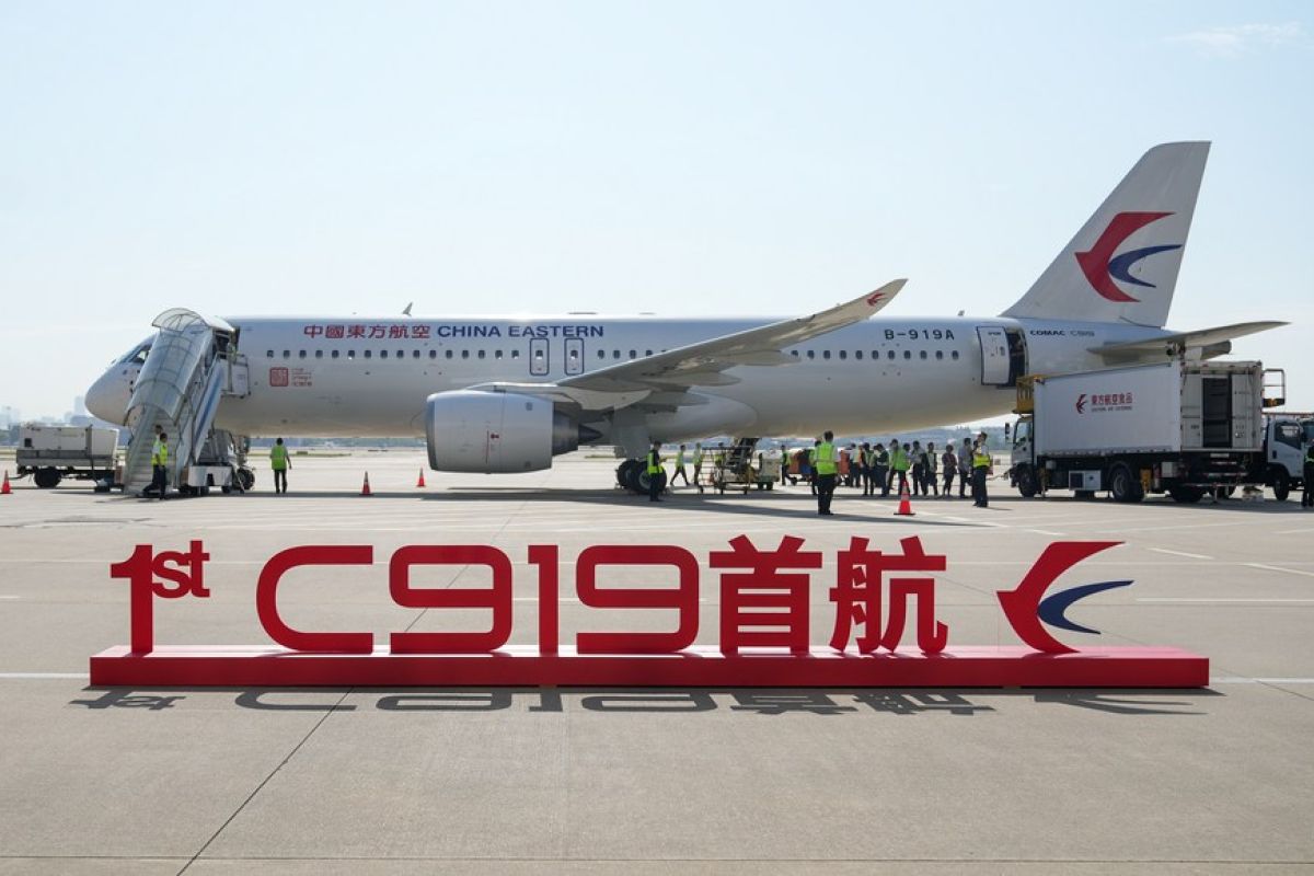 Pesawat jet C919 buatan China mulai beroperasi secara komersial