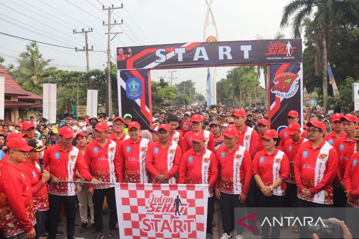 Ribuan warga Ikuti Jalan Sehat HUT Kota Sungailiat