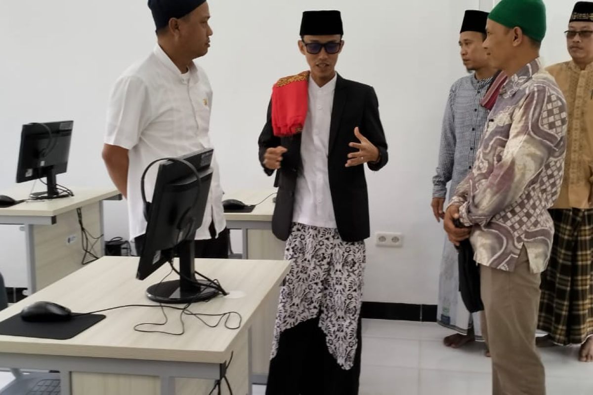 Kementerian Ketenagakerjaan beri bantuan gedung dan peralatan multimedia untuk tiga pesantren di Tanjabtim