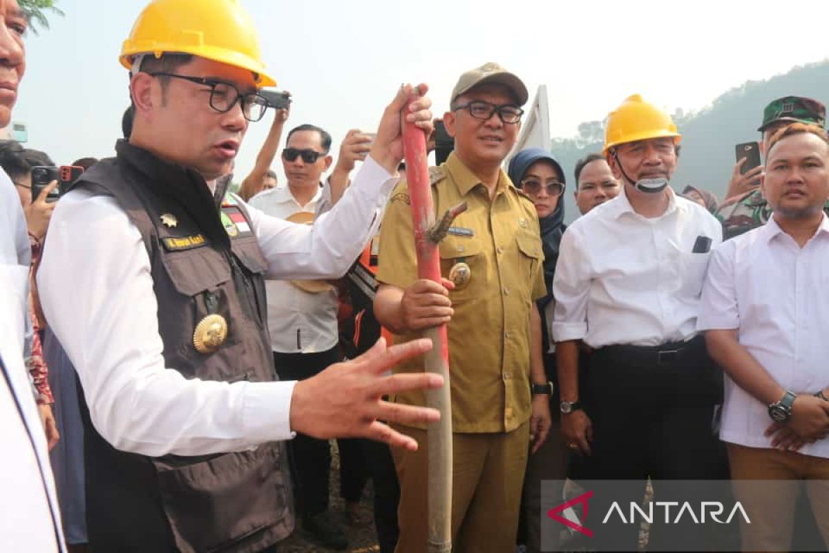 Gubernur Jabar memastikan pembangunan tol khusus truk tambang berjalan