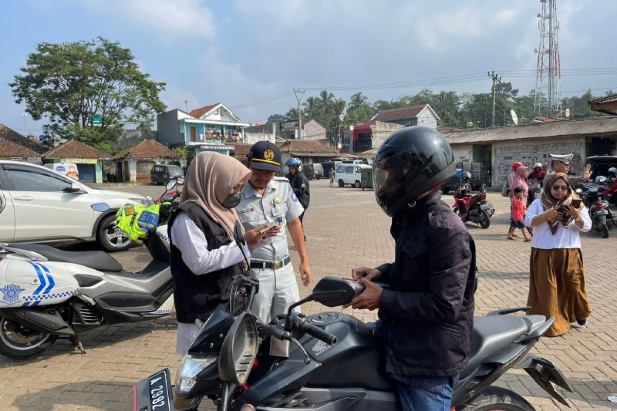 Jasa Raharja Banten Turut Giat Penertiban Pajak Bersama UPTD Samsat Pandeglang di Terminal Mengger