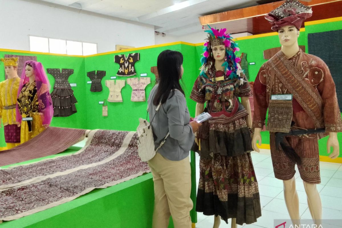 Dinas Kebudayaan Sulteng gelar pameran kain dan baju tradisional Sulteng