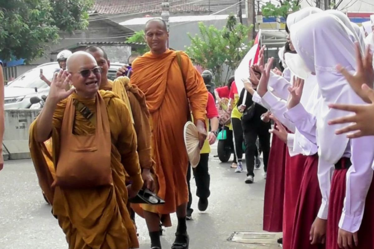 Lakukan Pindapata di Vihara Buddha Jayanti, 32 biksu Thudong