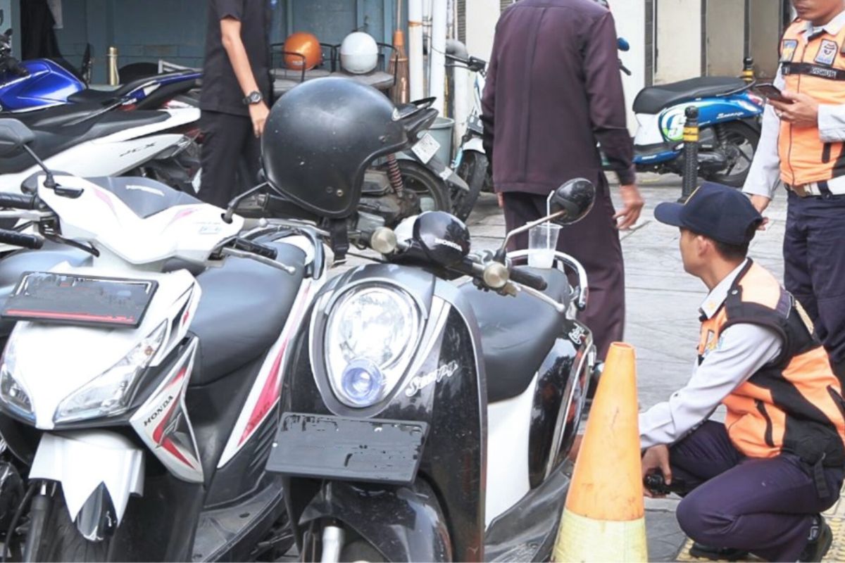 Dishub Kebayoran Baru cabut pentil 15 motor parkir sembarangan