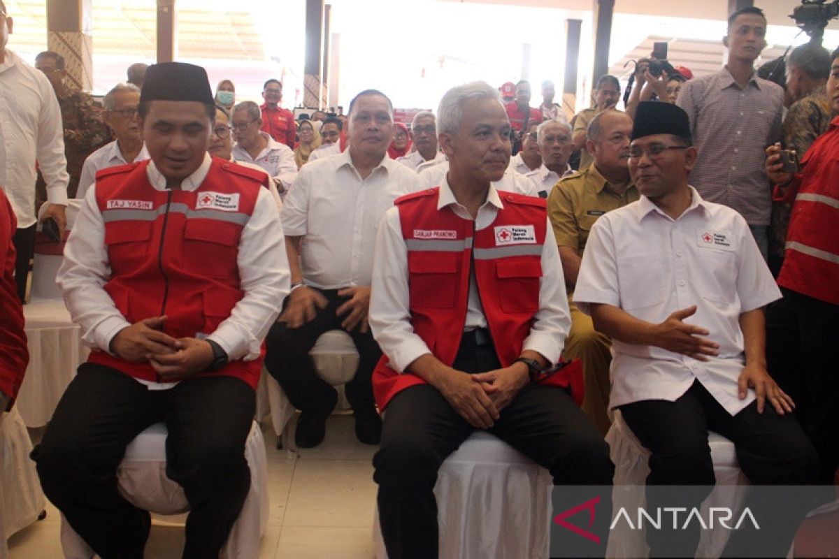 Ganjar serahkan penghargaan bagi donor darah sukarela