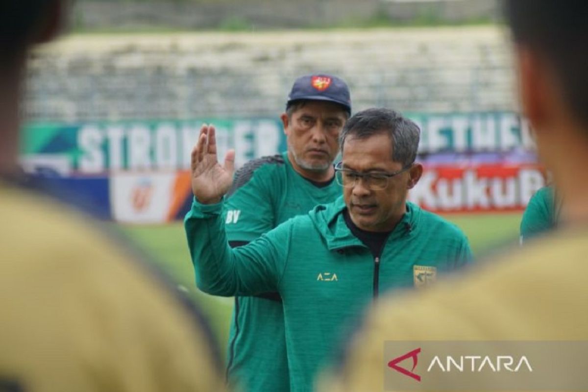 Coach Aji apresiasi perkembangan bek-bek anyar Persebaya