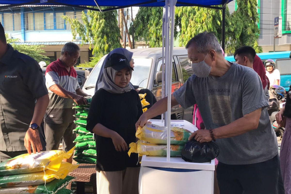 Bulog Kalbar rutin gelar operasi pasar tekan inflasi